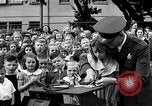Standbild Kinder Fingerabdrücke United States USA, 1936, aus Sekunde 11 historischem Filmmaterial Videoclip 65675031193