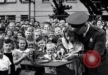 Standbild Kinder Fingerabdrücke United States USA, 1936, aus Sekunde 12 historischem Filmmaterial Videoclip 65675031193