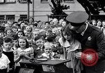 Standbild Kinder Fingerabdrücke United States USA, 1936, aus Sekunde 14 historischem Filmmaterial Videoclip 65675031193