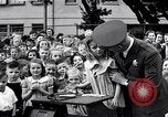 Standbild Kinder Fingerabdrücke United States USA, 1936, aus Sekunde 15 historischem Filmmaterial Videoclip 65675031193