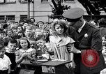 Standbild Kinder Fingerabdrücke United States USA, 1936, aus Sekunde 16 historischem Filmmaterial Videoclip 65675031193
