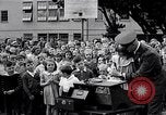 Standbild Kinder Fingerabdrücke United States USA, 1936, aus Sekunde 39 historischem Filmmaterial Videoclip 65675031193