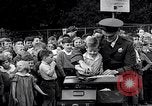 Standbild Kinder Fingerabdrücke United States USA, 1936, aus Sekunde 46 historischem Filmmaterial Videoclip 65675031193