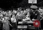 Standbild Kinder Fingerabdrücke United States USA, 1936, aus Sekunde 47 historischem Filmmaterial Videoclip 65675031193