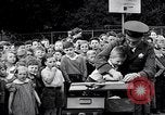 Standbild Kinder Fingerabdrücke United States USA, 1936, aus Sekunde 48 historischem Filmmaterial Videoclip 65675031193