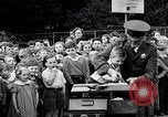 Standbild Kinder Fingerabdrücke United States USA, 1936, aus Sekunde 49 historischem Filmmaterial Videoclip 65675031193
