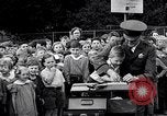 Standbild Kinder Fingerabdrücke United States USA, 1936, aus Sekunde 50 historischem Filmmaterial Videoclip 65675031193