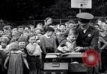 Standbild Kinder Fingerabdrücke United States USA, 1936, aus Sekunde 51 historischem Filmmaterial Videoclip 65675031193