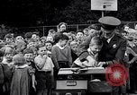 Standbild Kinder Fingerabdrücke United States USA, 1936, aus Sekunde 52 historischem Filmmaterial Videoclip 65675031193