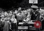 Standbild Kinder Fingerabdrücke United States USA, 1936, aus Sekunde 53 historischem Filmmaterial Videoclip 65675031193