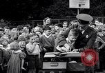 Standbild Kinder Fingerabdrücke United States USA, 1936, aus Sekunde 54 historischem Filmmaterial Videoclip 65675031193
