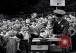 Standbild Kinder Fingerabdrücke United States USA, 1936, aus Sekunde 55 historischem Filmmaterial Videoclip 65675031193