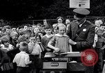 Standbild Kinder Fingerabdrücke United States USA, 1936, aus Sekunde 57 historischem Filmmaterial Videoclip 65675031193