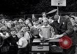Standbild Kinder Fingerabdrücke United States USA, 1936, aus Sekunde 58 historischem Filmmaterial Videoclip 65675031193