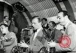 Immagine di Benny Goodman New York City USA, 1943, secondo 45 filmato di repertorio 65675031229