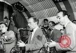 Immagine di Benny Goodman New York City USA, 1943, secondo 51 filmato di repertorio 65675031229