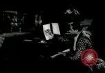 Immagine di Grande del jazz di Duke Ellington suona il pianoforte New York City USA, 1943, secondo 1 filmato di repertorio 65675031232