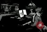 Immagine di Grande del jazz di Duke Ellington suona il pianoforte New York City USA, 1943, secondo 3 filmato di repertorio 65675031232