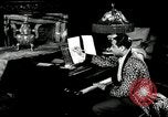 Immagine di Grande del jazz di Duke Ellington suona il pianoforte New York City USA, 1943, secondo 5 filmato di repertorio 65675031232