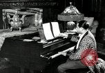 Immagine di Grande del jazz di Duke Ellington suona il pianoforte New York City USA, 1943, secondo 6 filmato di repertorio 65675031232