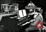 Immagine di Grande del jazz di Duke Ellington suona il pianoforte New York City USA, 1943, secondo 7 filmato di repertorio 65675031232