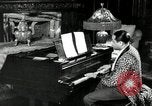 Immagine di Grande del jazz di Duke Ellington suona il pianoforte New York City USA, 1943, secondo 8 filmato di repertorio 65675031232