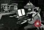Immagine di Grande del jazz di Duke Ellington suona il pianoforte New York City USA, 1943, secondo 10 filmato di repertorio 65675031232