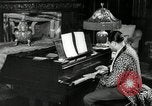 Immagine di Grande del jazz di Duke Ellington suona il pianoforte New York City USA, 1943, secondo 12 filmato di repertorio 65675031232