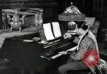 Immagine di Grande del jazz di Duke Ellington suona il pianoforte New York City USA, 1943, secondo 13 filmato di repertorio 65675031232