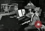Immagine di Grande del jazz di Duke Ellington suona il pianoforte New York City USA, 1943, secondo 14 filmato di repertorio 65675031232