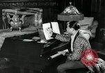 Immagine di Grande del jazz di Duke Ellington suona il pianoforte New York City USA, 1943, secondo 15 filmato di repertorio 65675031232