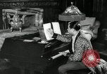 Immagine di Grande del jazz di Duke Ellington suona il pianoforte New York City USA, 1943, secondo 16 filmato di repertorio 65675031232