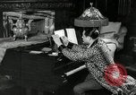 Immagine di Grande del jazz di Duke Ellington suona il pianoforte New York City USA, 1943, secondo 18 filmato di repertorio 65675031232