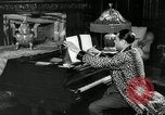 Immagine di Grande del jazz di Duke Ellington suona il pianoforte New York City USA, 1943, secondo 24 filmato di repertorio 65675031232