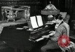 Immagine di Grande del jazz di Duke Ellington suona il pianoforte New York City USA, 1943, secondo 25 filmato di repertorio 65675031232