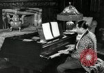 Immagine di Grande del jazz di Duke Ellington suona il pianoforte New York City USA, 1943, secondo 26 filmato di repertorio 65675031232