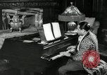 Immagine di Grande del jazz di Duke Ellington suona il pianoforte New York City USA, 1943, secondo 27 filmato di repertorio 65675031232