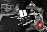 Immagine di Grande del jazz di Duke Ellington suona il pianoforte New York City USA, 1943, secondo 29 filmato di repertorio 65675031232