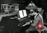 Immagine di Grande del jazz di Duke Ellington suona il pianoforte New York City USA, 1943, secondo 31 filmato di repertorio 65675031232