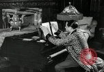 Immagine di Grande del jazz di Duke Ellington suona il pianoforte New York City USA, 1943, secondo 33 filmato di repertorio 65675031232