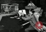 Immagine di Grande del jazz di Duke Ellington suona il pianoforte New York City USA, 1943, secondo 36 filmato di repertorio 65675031232