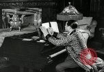 Immagine di Grande del jazz di Duke Ellington suona il pianoforte New York City USA, 1943, secondo 38 filmato di repertorio 65675031232