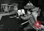 Immagine di Grande del jazz di Duke Ellington suona il pianoforte New York City USA, 1943, secondo 43 filmato di repertorio 65675031232