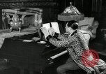 Immagine di Grande del jazz di Duke Ellington suona il pianoforte New York City USA, 1943, secondo 45 filmato di repertorio 65675031232