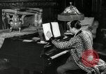 Immagine di Grande del jazz di Duke Ellington suona il pianoforte New York City USA, 1943, secondo 47 filmato di repertorio 65675031232