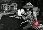 Immagine di Grande del jazz di Duke Ellington suona il pianoforte New York City USA, 1943, secondo 48 filmato di repertorio 65675031232