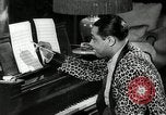 Immagine di Grande del jazz di Duke Ellington suona il pianoforte New York City USA, 1943, secondo 55 filmato di repertorio 65675031232