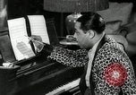 Immagine di Grande del jazz di Duke Ellington suona il pianoforte New York City USA, 1943, secondo 57 filmato di repertorio 65675031232