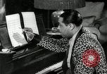 Immagine di Grande del jazz di Duke Ellington suona il pianoforte New York City USA, 1943, secondo 58 filmato di repertorio 65675031232