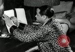 Immagine di Grande del jazz di Duke Ellington suona il pianoforte New York City USA, 1943, secondo 59 filmato di repertorio 65675031232